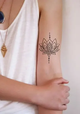 Tatouage design mandala sur les bras